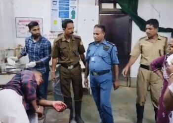 দুর্ঘটনাকে অন্যরূপ দিতে শনিবার রাতে পাচারকারীদের সড়ক অবরোধ