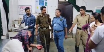 দুর্ঘটনাকে অন্যরূপ দিতে শনিবার রাতে পাচারকারীদের সড়ক অবরোধ