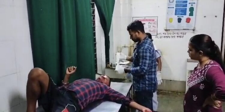 দুর্ঘটনাকে অন্যরূপ দিতে শনিবার রাতে পাচারকারীদের সড়ক অবরোধ