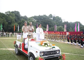 আগরতলা আসাম রাইফেলস মাঠে ৭৭তম স্বাধীনতা দিবসের অভিবাদন গ্রহণ করছে মুখ্যমন্ত্রী ডাঃমানিক সাহা