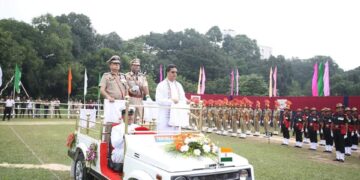 আগরতলা আসাম রাইফেলস মাঠে ৭৭তম স্বাধীনতা দিবসের অভিবাদন গ্রহণ করছে মুখ্যমন্ত্রী ডাঃমানিক সাহা