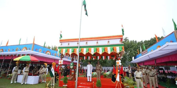 আগরতলা আসাম রাইফেলস মাঠে ৭৭তম স্বাধীনতা দিবসের অভিবাদন গ্রহণ করছে মুখ্যমন্ত্রী ডাঃমানিক সাহা