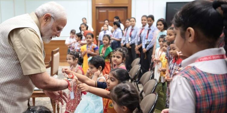 শিশুদের সাথে রাখী বন্ধন উৎসব পালন প্রধানমন্ত্রীর