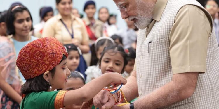 শিশুদের সাথে রাখী বন্ধন উৎসব পালন প্রধানমন্ত্রীর