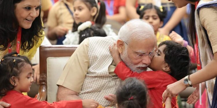 শিশুদের সাথে রাখী বন্ধন উৎসব পালন প্রধানমন্ত্রীর