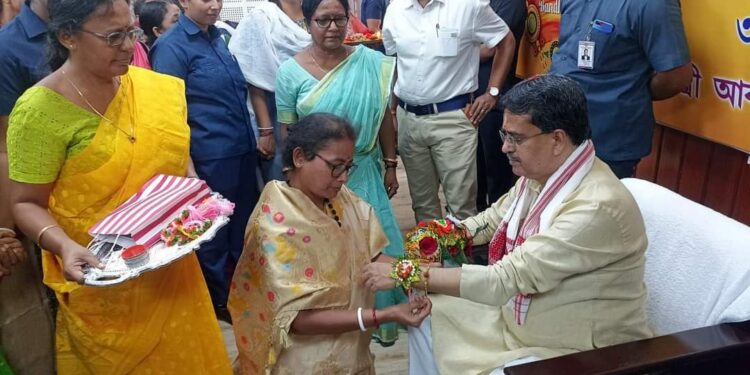 মুখ্যমন্ত্রীকে রাখী পরিয়ে দিলেন কমলাসাগরের বিধায়িকা