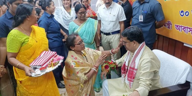 মুখ্যমন্ত্রীকে রাখী পরিয়ে দিলেন কমলাসাগরের বিধায়িকা