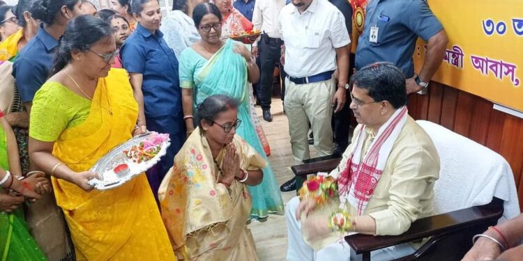 মুখ্যমন্ত্রীকে রাখী পরিয়ে দিলেন কমলাসাগরের বিধায়িকা