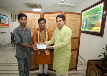 গরিব মেধাবির পাশে মুখ্যমন্ত্রী,মেয়র