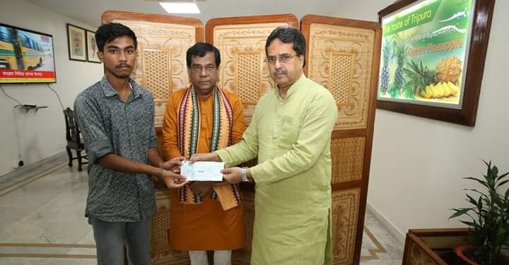 গরিব মেধাবির পাশে মুখ্যমন্ত্রী,মেয়র