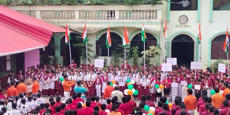 চন্দ্রায়ণ-৩ মিশন সফল হওয়ায় খুশির জোয়ার বিশালগড় আনন্দমার্গ স্কুলে