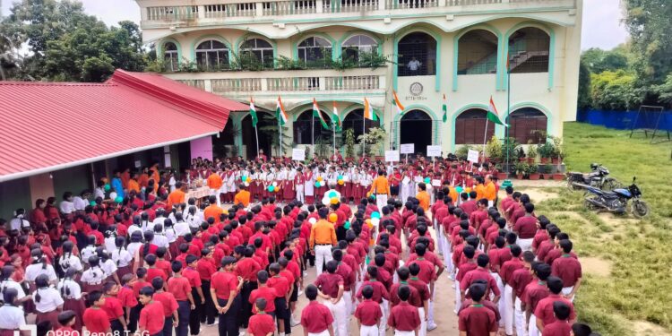 চন্দ্রায়ণ-৩ মিশন সফল হওয়ায় খুশির জোয়ার বিশালগড় আনন্দমার্গ স্কুলে