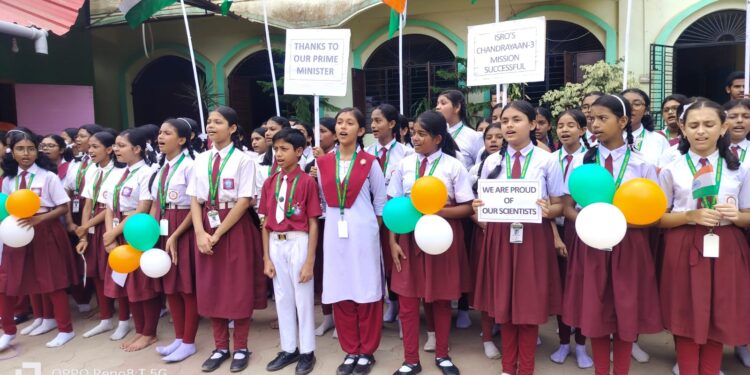 চন্দ্রায়ণ-৩ মিশন সফল হওয়ায় খুশির জোয়ার বিশালগড় আনন্দমার্গ স্কুলে