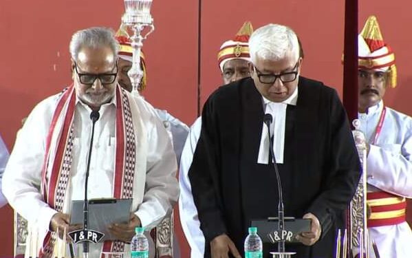 প্রধান বিচারপতি হিসেবে শপথ নিলেন রাজ্যের ভূমিপুত্র শুভাশিস তলাপাত্র