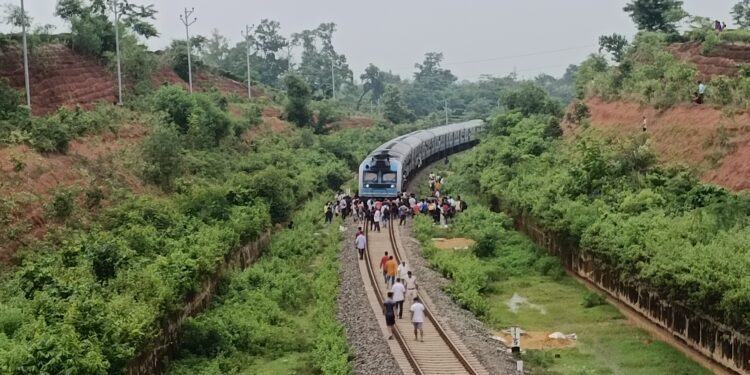 শনিবার বড়সড় রেল দূর্ঘটনার হাত থেকে অল্পেতে রক্ষা পেল শত শত রেলযাত্রী