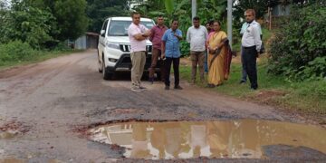 সড়ক পরিদর্শনে এসে রেগে অগ্নিশর্মা বিধায়িকা