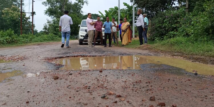 সড়ক পরিদর্শনে এসে রেগে অগ্নিশর্মা বিধায়িকা