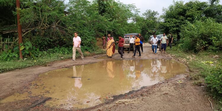 সড়ক পরিদর্শনে এসে রেগে অগ্নিশর্মা বিধায়িকা