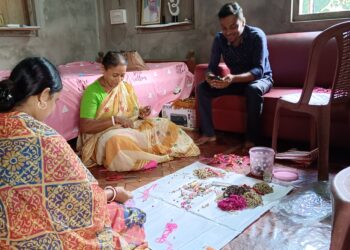 সাংবাদিক ভাইদের হাতে রাখী পরিয়ে দিলেন বিধায়িকা
