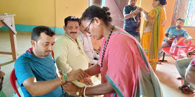 সাংবাদিক ভাইদের হাতে রাখী পরিয়ে দিলেন বিধায়িকা