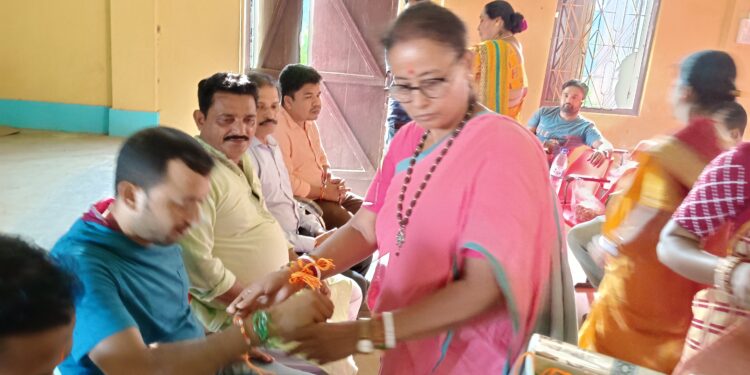 সাংবাদিক ভাইদের হাতে রাখী পরিয়ে দিলেন বিধায়িকা