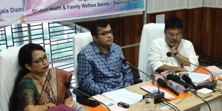সিপাহীজলায় ডেঙ্গুর পরিসংখ্যান তুলে ধরেন জেলাশাসক