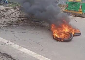 জম্পুইজলায় সড়ক অবরোধে শামিল অটো চালকরা