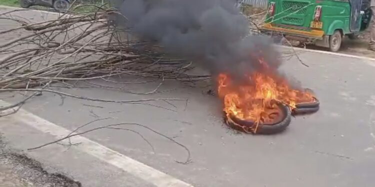 জম্পুইজলায় সড়ক অবরোধে শামিল অটো চালকরা