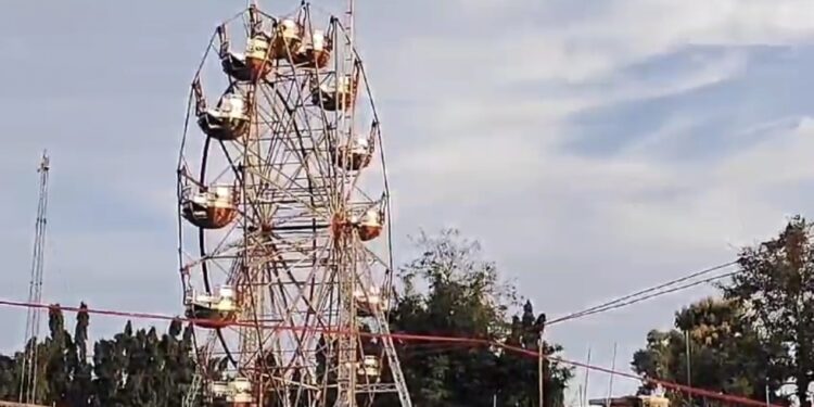 দুই বখাটে যুবকের তান্ডবে বন্ধ হল আনন্দমেলা