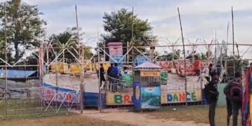 দুই বখাটে যুবকের তান্ডবে বন্ধ হল আনন্দমেলা