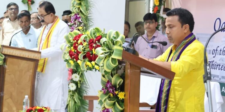 মঙ্গলবার পবিত্র বিধানসভার সদস্য হিসেবে শপথ গ্রহণ করেন নবনির্বাচিত দুই বিধায়ক তফাজ্জল হোসেন এবং বিন্দু দেবনাথ।