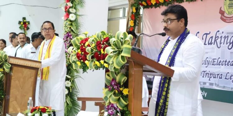 মঙ্গলবার পবিত্র বিধানসভার সদস্য হিসেবে শপথ গ্রহণ করেন নবনির্বাচিত দুই বিধায়ক তফাজ্জল হোসেন এবং বিন্দু দেবনাথ।