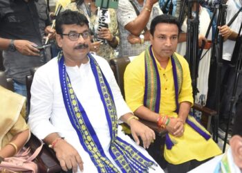 মঙ্গলবার পবিত্র বিধানসভার সদস্য হিসেবে শপথ গ্রহণ করেন নবনির্বাচিত দুই বিধায়ক তফাজ্জল হোসেন এবং বিন্দু দেবনাথ।