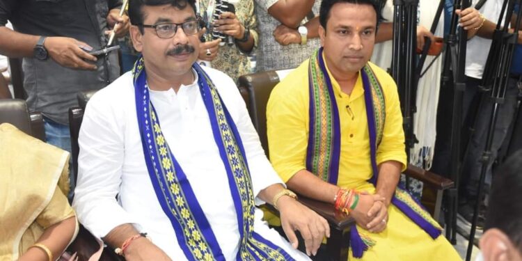 মঙ্গলবার পবিত্র বিধানসভার সদস্য হিসেবে শপথ গ্রহণ করেন নবনির্বাচিত দুই বিধায়ক তফাজ্জল হোসেন এবং বিন্দু দেবনাথ।