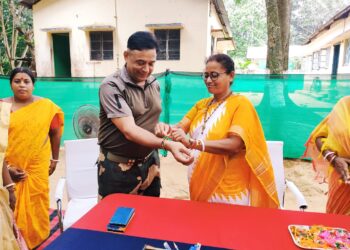 সীমাসুরক্ষা বলের জওয়ানদের হাতে রাখী পরিয়ে দেন বিধায়িকা।