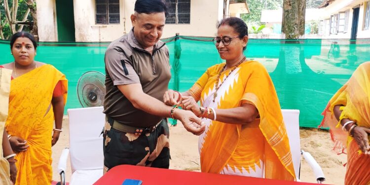 সীমাসুরক্ষা বলের জওয়ানদের হাতে রাখী পরিয়ে দেন বিধায়িকা।