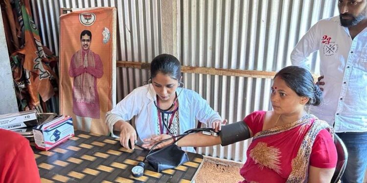 পন্ডিত দীনদয়াল উপাধ্যায়ের জন্মদিবসে বস্তি এলাকা সম্পর্ক অভিযানে বিধায়ক