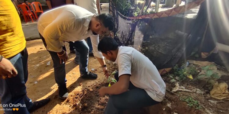 পন্ডিত দীনদয়াল উপাধ্যায়ের জন্মদিবসে বস্তি এলাকা সম্পর্ক অভিযানে বিধায়ক