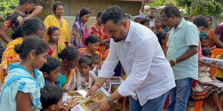 পন্ডিত দীনদয়াল উপাধ্যায়ের জন্মদিবসে বস্তি এলাকা সম্পর্ক অভিযানে বিধায়ক