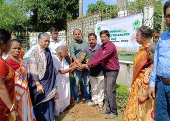 আপনাঘর বৃদ্ধাশ্রমের মায়েদের হাত ধরে চন্দনের চারা রোপন।