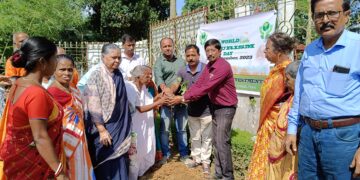 আপনাঘর বৃদ্ধাশ্রমের মায়েদের হাত ধরে চন্দনের চারা রোপন।