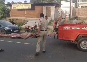 রাজপথে এক যুবকের শরীরে আগুন জ্বলতে দেখে হতবাক সকলে!