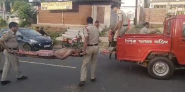 রাজপথে এক যুবকের শরীরে আগুন জ্বলতে দেখে হতবাক সকলে!