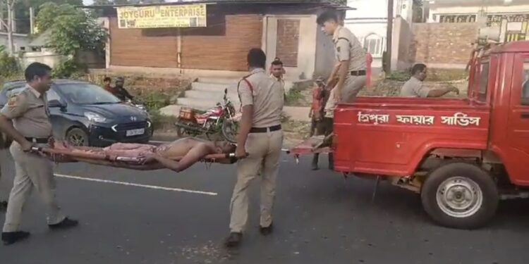 রাজপথে এক যুবকের শরীরে আগুন জ্বলতে দেখে হতবাক সকলে!