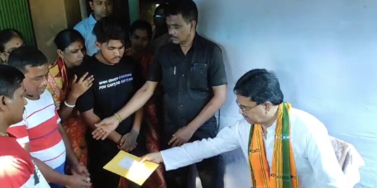 পুকুরের জলে ডুবে দুই শিশুর মর্মান্তিক মৃত্যুর খবর শুনে মঙ্গলবার তাদের বাড়িতে গেল মুখ্যমন্ত্রী