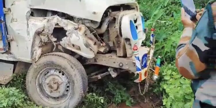 দুটি গাড়ির মুখোমুখি সংঘর্ষে গুরুতর আহত দুই