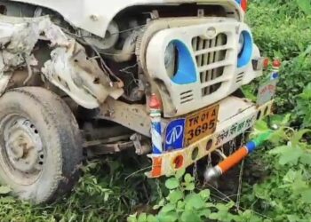 দুটি গাড়ির মুখোমুখি সংঘর্ষে গুরুতর আহত দুই