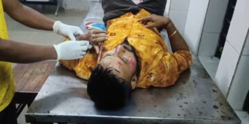 কুকুরের সাথে বাইকের ধাক্কায় গুরুতর আহত এক বাইক চালক