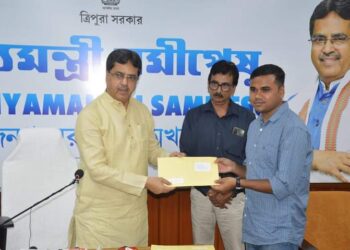 ৩ পরীক্ষার্থীর হাতে ৫ লক্ষ টাকার মঞ্জুরীপত্র তুলে দিলেন মুখ্যমন্ত্রী
