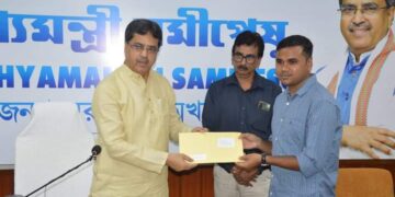 ৩ পরীক্ষার্থীর হাতে ৫ লক্ষ টাকার মঞ্জুরীপত্র তুলে দিলেন মুখ্যমন্ত্রী